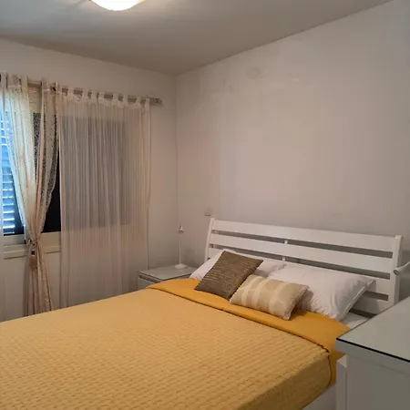 Searenity Seafront House - 50m From The 拉纳卡