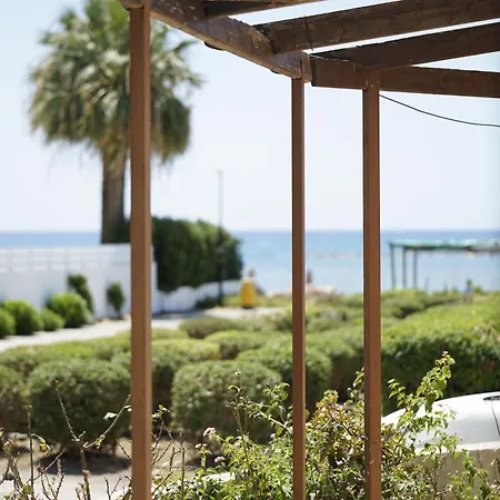 Searenity Seafront House - 50m From The * 拉纳卡